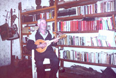 Жар­ко Мар­ко­вић у сво­јој би­бли­о­те­ци