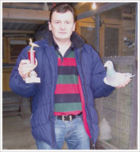 Недељко Неђа Богдановић из Шида са својим голубом