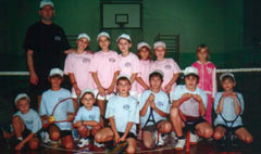 Чланови Тениског клуба Спин са својим тренером Драганом Дангузовим