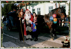 ДОЧЕК ИСПРЕД ШКОЛЕ: Радо виђен гост batrovci-deda-mraz.jpg