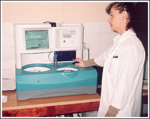 Сандра Веселиновић, лабораторијски техничар поред новог апарата sandra-laboratorija.jpg