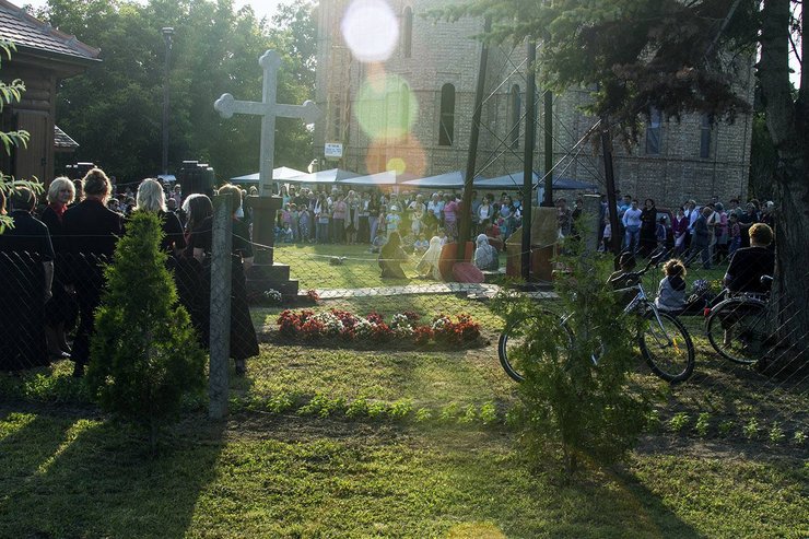 Детаљ са прославе Видовдана испред Лазарице Црква Лазарица у Шиду