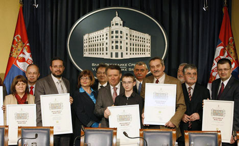 Награда је уручена и директорима ОШ „Душан Поповић” из Белушића и ОШ „Вук Караџић” из Сочанице, Љубиши Томићу и Драгану Радовановићу, професорки историје ОШ „Вук Караџић” из Сремчице Мирјана Видовић, професорки српског језика и књижевности ОШ „Сремски Фронт” из Шида Снежана Матић, професору разредне наставе ОШ „Милош Гајић” из Амајића Предрагу Спасојевићу, као и ученику осмог разреда ОШ „Ђура Јакшић” из Јелашнице Предрагу Цветковићу