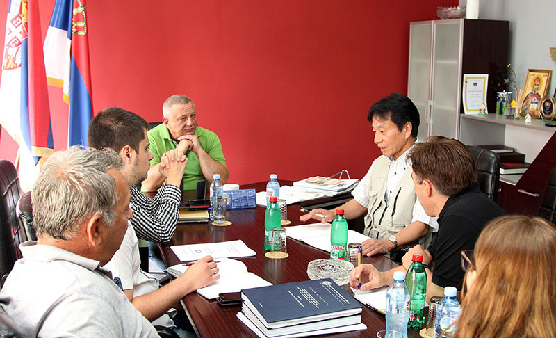 Председник општине Шид Предраг Вуковић је разговарао са консултантом јапанске Владе Комејком Каваучијем Председник општине Шид Предраг Вуковић је разговарао са консултантом јапанске Владе Комејком Каваучијем,Шид