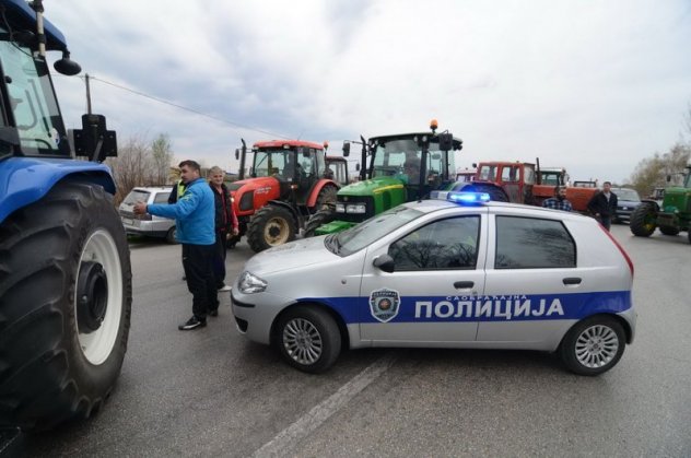 Блокада трактора у Шиду